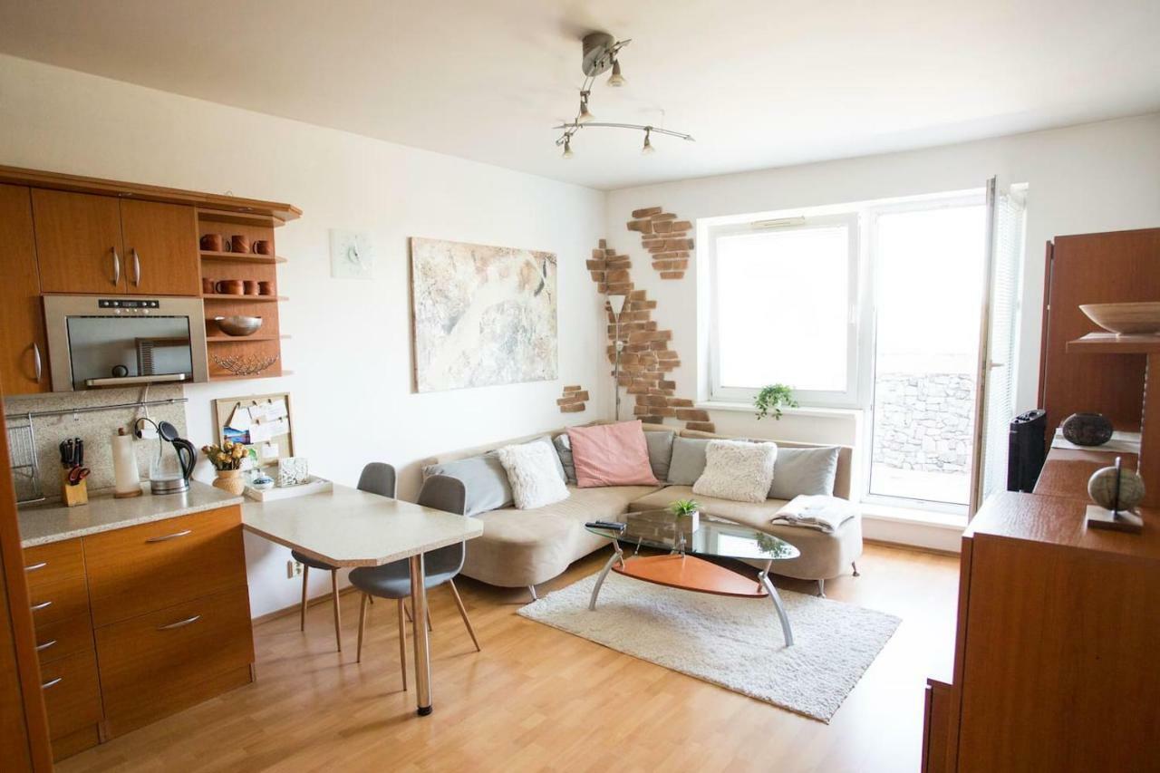 Cozy Btw Centre And Airport - Private Host - No Invoice * Pressburg